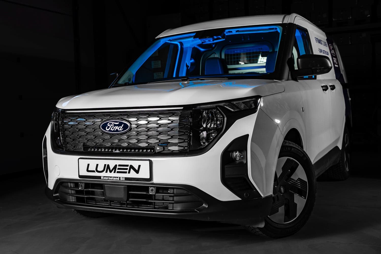 Lumen  Ford E-Transit Courier 2024+ grillkit (CS20 Slim Performance)
