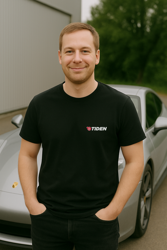 (TURBO)TIDEN Liten Logo T-skjorte